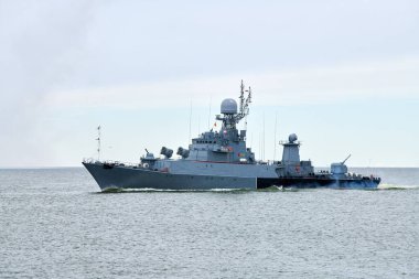 Silahlı Rus savaş gemisi, askeri hedefe doğru yelken açıyor. Stratejik manevra yapan askeri gemi, taktiksel avantaj için Rus deniz gücü konuşlandırması.