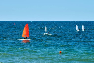 Mavi deniz yelkenli yelkenli yelkenli yarışı, yat kulübü katılımcıları arasında denizcilik sporu müsabakası, yat yarışı hobisi.