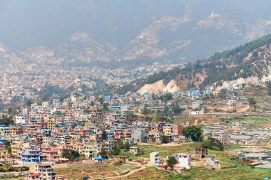 Nepal 'in Katmandu başkentinin dağdan şehir sisi boyunca manzarası alçak binalar, şehir manzarası dağ havasında ruhani bir atmosfer yaratıyor, Kathmandu hava kirliliği