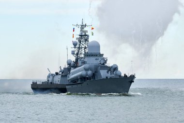 Rus savaş gemisi kendini savunmak için sahte fişekler ateşledi. Deniz askeri gemisinde yelken açtı. Füze koruması kullandı.