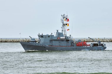 Silahlı Rus savaş gemisi, askeri hedefe doğru yelken açıyor. Stratejik manevra yapan askeri gemi, taktiksel avantaj için Rus deniz gücü konuşlandırması.