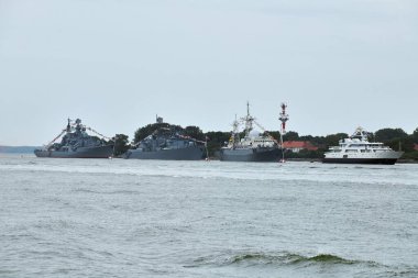 Rus deniz kuvvetleri savaş gemilerinin kıyı boyunca askeri geçit töreni, kıyı boyunca denizcilik geleneği, Rus deniz gücünün deniz manzarası.