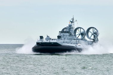 Düşman, askeri hovercraft gemisi stratejik manevra ve Rus deniz gücü konuşlandırmasını gerçekleştirmek için askeri hedefe doğru yelken açmış Hovercraft savaş gemisi.