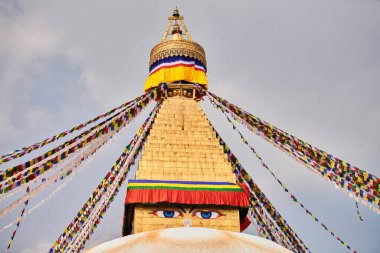 Katmandu 'daki Boudhanath stupa, Nepal süslenmiş Buda bilgelik gözleri ve dua bayrakları, Katmandu' daki en popüler turistik ilgi odağı ruhanilik ve turizmin ahenkli bir karışımını yansıtıyor.