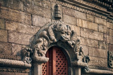 Katmandu, Nepal 'deki Pashupatinath Tapınağı' ndaki Tibet folklorundan gelen efsanevi Kar Aslanı yaratığı kutsal uzayın ilahi ve ruhani boyutunu simgeler.