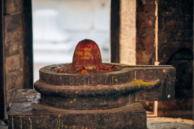 Katmandu, Nepal 'deki Pashupatinath Tapınağı' nda Shiva Lingam ile Pandra Shivalaya 'nın antik adak tapınağı, Hinduizm' in dini sembolü kutsal aura ve ilahi enerji yayar.