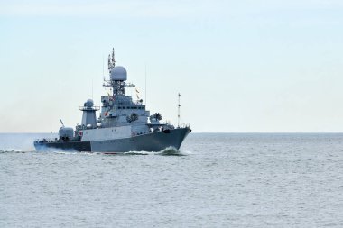 Silahlı Rus savaş gemisi, askeri hedefe doğru yelken açıyor. Stratejik manevra yapan askeri gemi, taktiksel avantaj için Rus deniz gücü konuşlandırması.