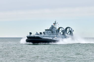 Düşman, askeri hovercraft gemisi stratejik manevra ve Rus deniz gücü konuşlandırmasını gerçekleştirmek için askeri hedefe doğru yelken açmış Hovercraft savaş gemisi.