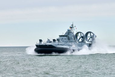 Düşman, askeri hovercraft gemisi stratejik manevra ve Rus deniz gücü konuşlandırmasını gerçekleştirmek için askeri hedefe doğru yelken açmış Hovercraft savaş gemisi.