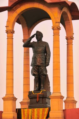 Subhas Chandra Bose heykeli Hindistan Kapısı savaş anıtının arkasında, Yeni Delhi 'de siyah granitten yapılmış anıtsal Netaji heykeli Hint Ulusal Ordusu' nun özgürlük savaşçısını ölümsüzleştirdi