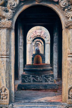 Katmandu, Nepal 'deki Pashupatinath Tapınağı' nda Shiva Lingam ile Pandra Shivalaya 'nın antik adak tapınağı, Hinduizm' in dini sembolü kutsal aura ve ilahi enerji yayar.