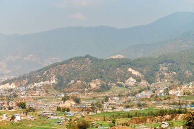 Nepal 'in Katmandu başkentinin dağdan şehir sisi boyunca manzarası alçak binalar, şehir manzarası dağ havasında ruhani bir atmosfer yaratıyor, Kathmandu hava kirliliği
