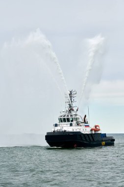 İtfaiye gemisi açık denizde yelken açar. Yanlara su püskürterek Rus deniz kuvvetleri geçit töreninde Rus deniz kuvvetlerinin denizcilik gücünü gösterir.