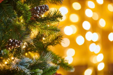 Noel ağacı, çam kozalağı süslemeleri, çelenk ışıkları, fotokopi alanı, mutlu noeller ve mutlu noeller, bayram neşesi ve neşeli ruhun özü