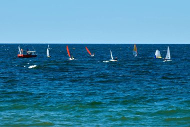 Mavi deniz yelkenli yelkenli yelkenli yarışı, yat kulübü katılımcıları arasında denizcilik sporu müsabakası, yat yarışı hobisi.
