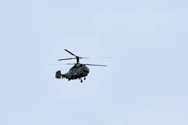 Mavi gökyüzünde füzelerle donatılmış Rus askeri helikopteri, hedefleme sistemli hava indirme görevi askeri harekat için bir hava manevrası gerçekleştirdi, Rus havacılığı.