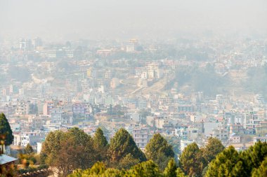 Nepal 'in Katmandu başkentinin dağdan şehir sisi boyunca manzarası alçak binalar, şehir manzarası dağ havasında ruhani bir atmosfer yaratıyor, Kathmandu hava kirliliği
