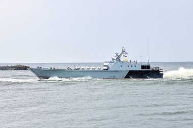 Sahil güvenlik gemisi kıyı sınırlarını ve deniz çıkarlarını korumak için sahil boyunca yelken açıyor. Sahil güvenlik gemisi devriye suları eyalet sınırlarını koruyor.