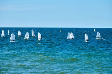 Mavi deniz yelkenli yelkenli yelkenli yarışı, yat kulübü katılımcıları arasında denizcilik sporu müsabakası, yat yarışı hobisi.