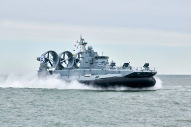 Düşman, askeri hovercraft gemisi stratejik manevra ve Rus deniz gücü konuşlandırmasını gerçekleştirmek için askeri hedefe doğru yelken açmış Hovercraft savaş gemisi.