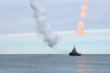 Rus savaş gemisi kendini savunmak için sahte fişekler ateşledi. Deniz askeri gemisinde yelken açtı. Füze koruması kullandı.