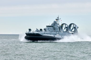 Düşman, askeri hovercraft gemisi stratejik manevra ve Rus deniz gücü konuşlandırmasını gerçekleştirmek için askeri hedefe doğru yelken açmış Hovercraft savaş gemisi.