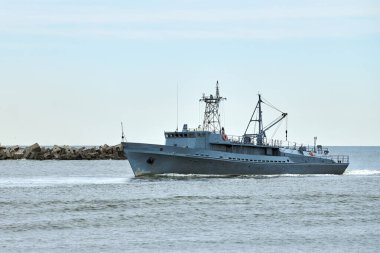 Silahlı Rus savaş gemisi, askeri hedefe doğru yelken açıyor. Stratejik manevra yapan askeri gemi, taktiksel avantaj için Rus deniz gücü konuşlandırması.