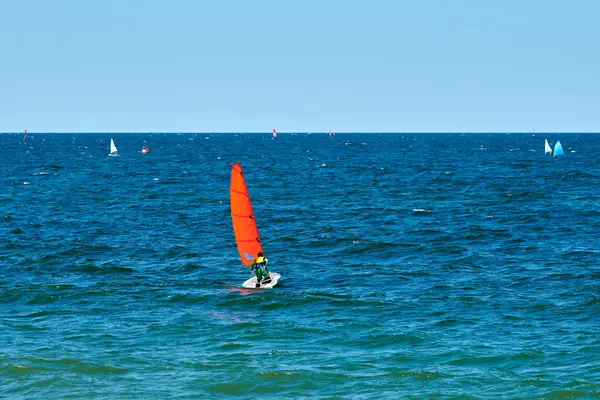 Yelkenli yelkenli yelkenli yelkenli yarışı, yat kulübü katılımcıları arasında denizcilik sporu müsabakası, yat yarışı hobisi.
