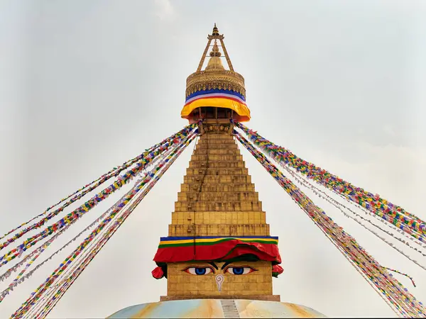 Katmandu 'daki Boudhanath stupa, Nepal süslenmiş Buda bilgelik gözleri ve dua bayrakları, Katmandu' daki en popüler turistik ilgi odağı ruhanilik ve turizmin ahenkli bir karışımını yansıtıyor.