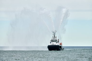 İtfaiye gemisi açık denizde yelken açar. Yanlara su püskürterek Rus deniz kuvvetleri geçit töreninde Rus deniz kuvvetlerinin denizcilik gücünü gösterir.