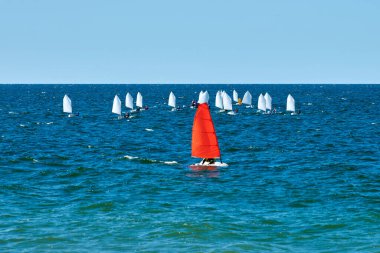 Mavi deniz yelkenli yelkenli yelkenli yarışı, yat kulübü katılımcıları arasında denizcilik sporu müsabakası, yat yarışı hobisi.