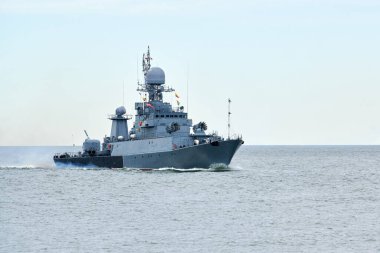 Silahlı Rus savaş gemisi, askeri hedefe doğru yelken açıyor. Stratejik manevra yapan askeri gemi, taktiksel avantaj için Rus deniz gücü konuşlandırması.