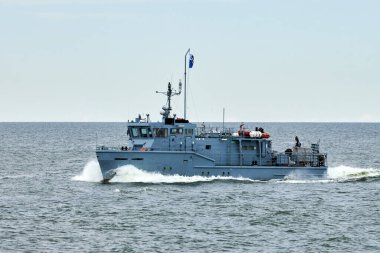 Silahlı Rus savaş gemisi, askeri hedefe doğru yelken açıyor. Stratejik manevra yapan askeri gemi, taktiksel avantaj için Rus deniz gücü konuşlandırması.