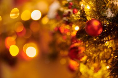 Yılbaşı ağacı süsledi Noel balolarını, yeşil ağaçtaki sarı yanıp sönen çelenklerle, mutlu noeller ve parıldayan ışıklarla dolu mutlu noeller.