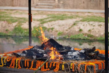 Pashupatinath Tapınağı kompleksi, Nepal 'de yakma töreni için yanan odun yığını. Ölümü ve yaşamı sembolize eden eski bir gelenek.