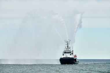 İtfaiye gemisi açık denizde yelken açar. Yanlara su püskürterek Rus deniz kuvvetleri geçit töreninde Rus deniz kuvvetlerinin denizcilik gücünü gösterir.