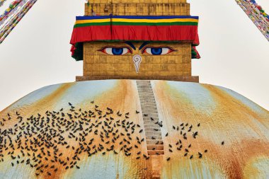Katmandu 'daki Boudhanath stupa, Nepal süslenmiş Buda bilgelik gözleri ve dua bayrakları, Katmandu' daki en popüler turistik ilgi odağı ruhanilik ve turizmin ahenkli bir karışımını yansıtıyor.