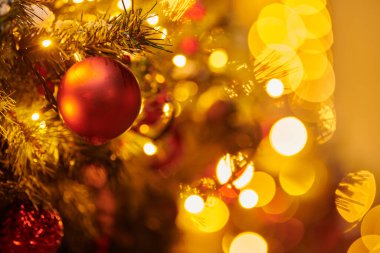 Yılbaşı ağacı süsledi Noel balolarını, yeşil ağaçtaki sarı yanıp sönen çelenklerle, mutlu noeller ve parıldayan ışıklarla dolu mutlu noeller.