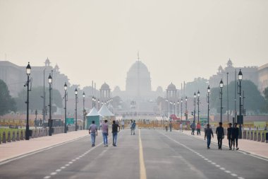Yeni Delhi, Hindistan - 23.10.2022 - Rajpath Kartavya yolu törensel bulvarı Rashtrapati Bhavan 'ın Yeni Delhi' deki konutu, yıllık Cumhuriyet Günü geçit töreninin en önemli yolları