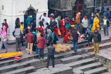 Katmandu, Nepal - 01.02.2023 - Pashupatinath Tapınağı kompleksinde yas yakma töreni, Pandra Shivalaya 'nın cenaze alanından manzara, yaşam ve ölümün döngüsel doğasını sembolize ediyor