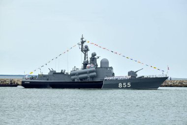 Baltiysk, Rusya - 31.07.2022 - Rus donanma gemisi kıyı şeridi boyunca demirli denizcilik bayrakları, silahlı savaş gemisi kalkışa ve düşmana saldırmaya hazır, Rus savaş gemisi stratejik konumu