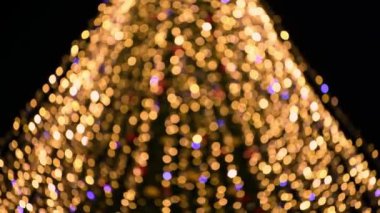 Yılbaşı ağacında yanıp sönen çelenklerin bulanık ışıkları gece süslenmiş Noel baloları, mutlu noeller ve çözülmüş parlayan ışıklarla mutlu yeni yıl havası.