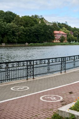 Lakeside yaya geçidi ve bisiklet sembolü ile farklı yürüme ve bisiklet şeritleri, dinlenme ve dinlenme için huzurlu bir ortam sunuyor
