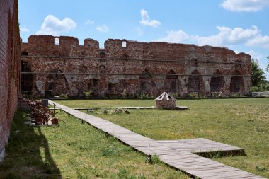 Brandenburg Kaliningrad bölgesindeki Ushakovo köyündeki Töton Düzeni 'nin eski harabeleri. Antik tuğla Brandenburg kalesi 2. Dünya Savaşı 'ndan sonra yıkıldı