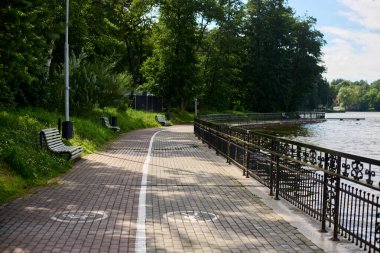 Huzurlu göl yolu, manzaralı yol boyunca uzanan banklar, yürümek ve rahatlamak için mükemmel. Suda huzur ve yeşillik arayan doğa severler için idealdir.