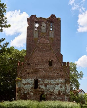 Eski Töton kalesi Brandenburg yakınlarındaki Lutheran kilisesi terk edilmiş. Eski kırmızı tuğlalar yosunlarla kaplı. Eskimeyen bir gizemi çağrıştırıyor.