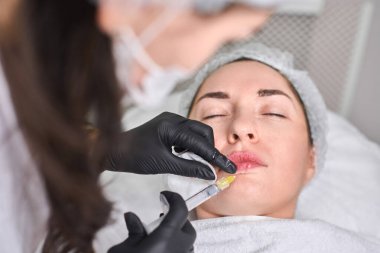 Profesyonel olarak yetişkin kadınlara klinik ortamlarda dudak doldurma enjeksiyonu yapar, hassas ve kozmetik geliştirmede bakım yapar.