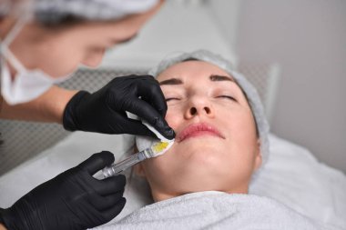 Profesyonel olarak yetişkin kadınlara klinik ortamlarda dudak doldurma enjeksiyonu yapar, hassas ve kozmetik geliştirmede bakım yapar.