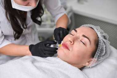 Profesyonel olarak yetişkin kadınlara klinik ortamlarda dudak doldurma enjeksiyonu yapar, hassas ve kozmetik geliştirmede bakım yapar.