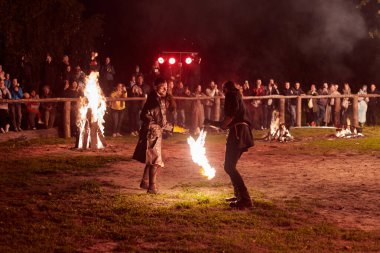 Kaliningrad, Rusya - 10.09.2022 - Karanlık zemine karşı iki yetenekli dövüşçü, canlı performansın yoğunluğunu ve heyecanını yakalarken,